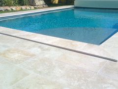 margelle travertin beige